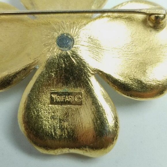 Vintage Crown Trifari White Enamel and Gold Tone Flower Brooch, Signed Stained - Picture 5 of 8